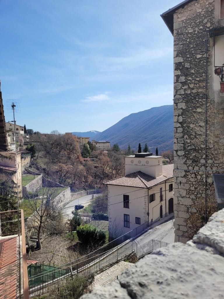 Kuva Fontecchion kylästä. Edessä vaale rakennus, takana vuoria ja taivas.Fontecchio on kunta ja kaupunki L'Aquilan maakunnassa Abruzzon alueella Italiassa.