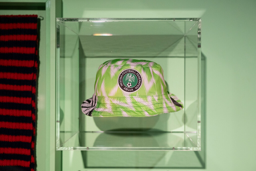 Hattu lasivitriinissä FIFAn museossa