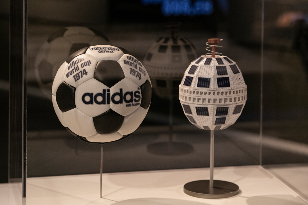 Jalkapallo lasivitriinissä FIFAn museossa.
