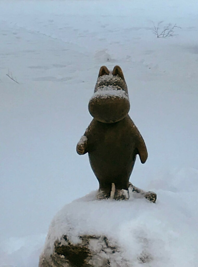 Pieni Muumi-patsas Tampereen talvessa