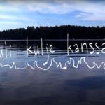 Tyyni ja aurinkoinen merimaisema, jonka päällä lukee piirrettyjen liekkien päällä Tuli kulje kanssani