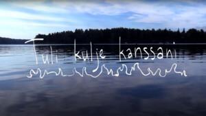 Tyyni ja aurinkoinen merimaisema, jonka päällä lukee piirrettyjen liekkien päällä Tuli kulje kanssani